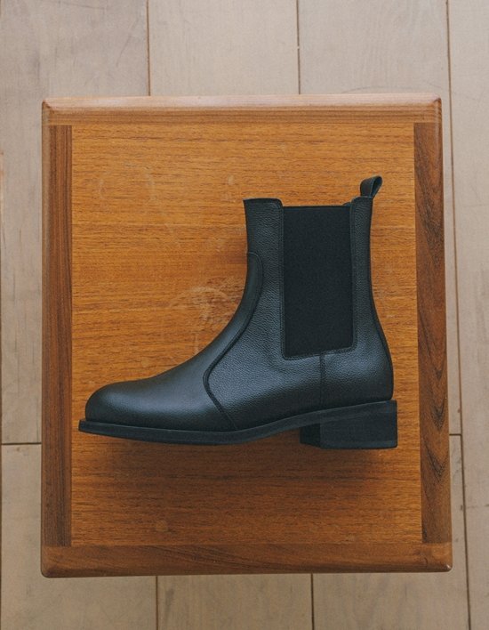 [더클로이스터] 라운드 토 첼시 부츠 (3 Colors)