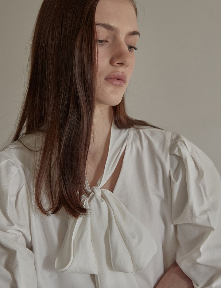 [비뮤즈맨션] 리본 포인트 스카프 블라우스 오프화이트