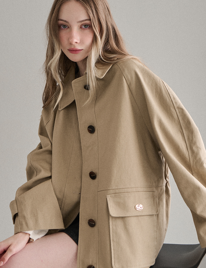 [슬로우롤리] 메탈 엠블럼 하프 트렌치 코트 2 colors (택 1)