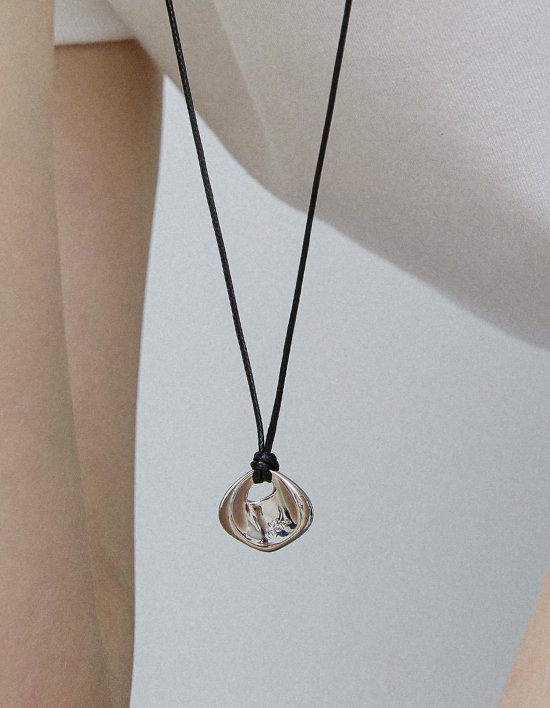 [바이이에르] (W) 클레이 끈 목걸이 (WHITE)