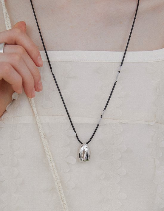 [바이이에르] (W) 에그벨 끈 목걸이 (WHITE)