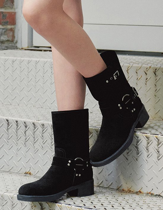 [로에일] 버클 스웨이드 미들 부츠 - 블랙