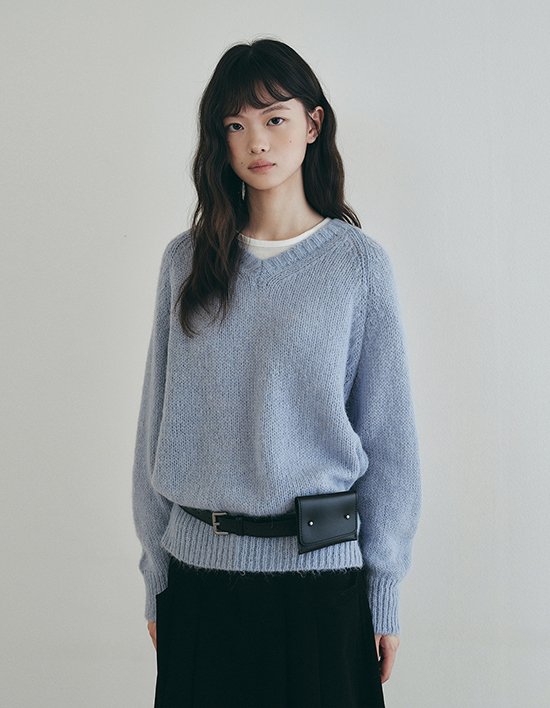 [로에일] 베이직 레글런 울 브이넥 니트 - 스카이 블루