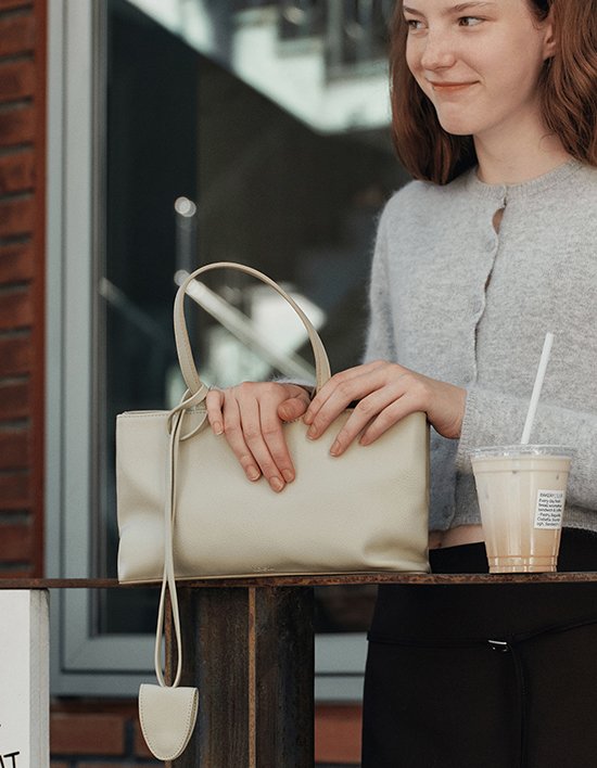 [로에일] 클래식 스퀘어 토트백 - 크림