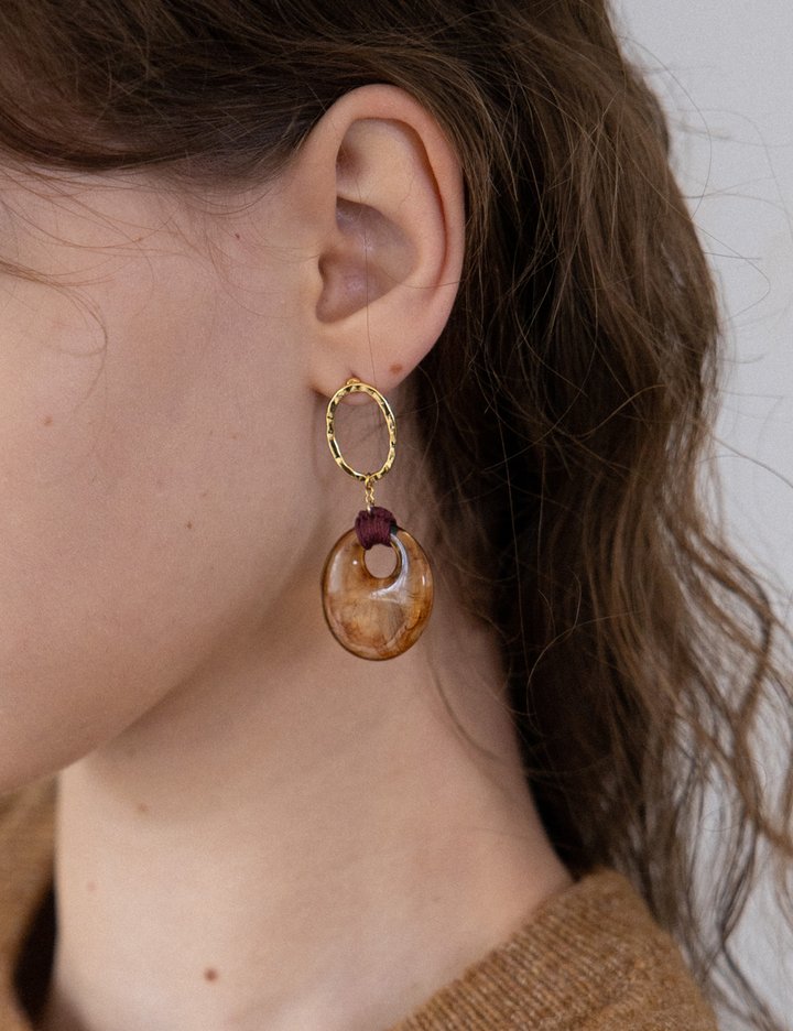 [메리모티브] 브라운 마블 팬던트 오벌 드롭 귀걸이 (.)