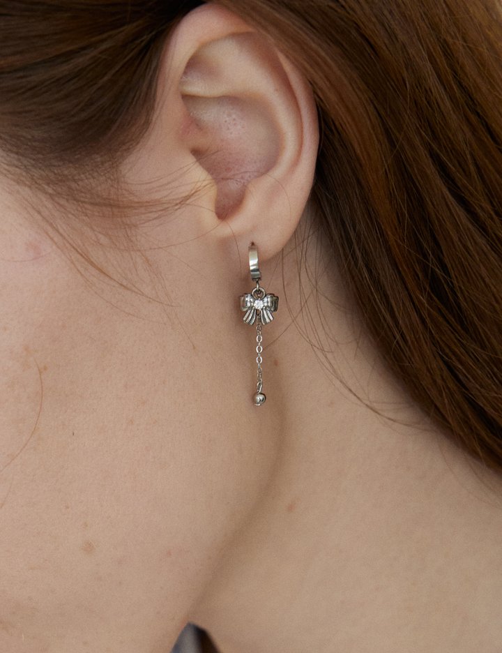 [메리모티브] 리본 드롭 볼 체인 써지컬 귀걸이 (단품)