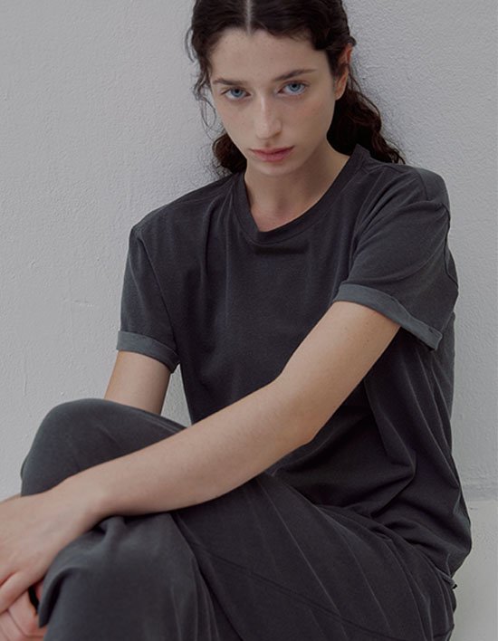 [em] E09 롤업 피그먼트 티셔츠_차콜