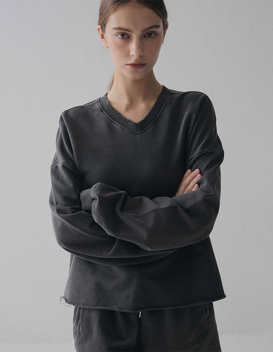 [em] E11 피그먼트 스웻 셔츠_차콜