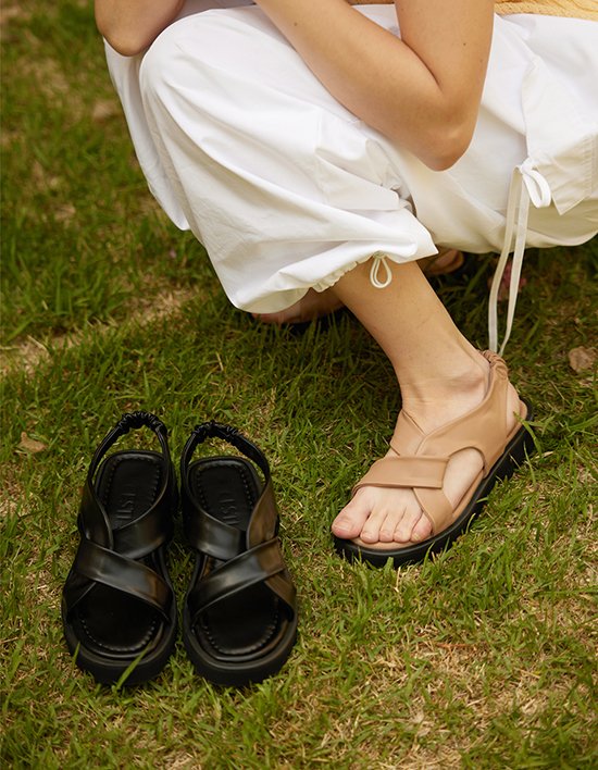 [세스띠] 소프트 폴딩 스트랩 샌들 (2color)