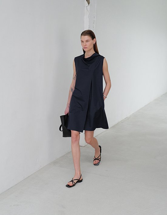 [로웨] 라이트웨이트 카울넥 레이어드 드레스_네이비