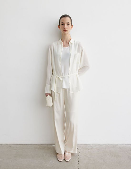 [로웨]시어 플리츠 벨티드 블라우스_아이보리