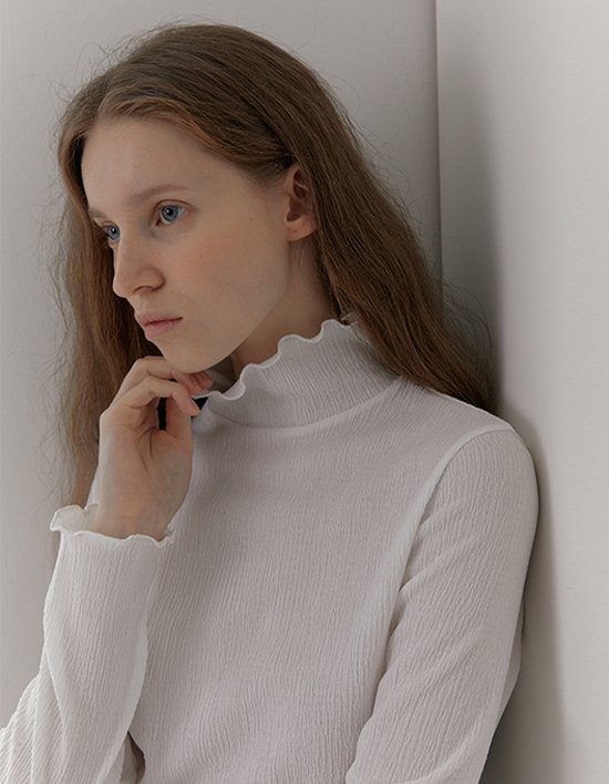 [38컴온커먼] 링클 레터스 엣지 터틀넥 탑 (화이트)