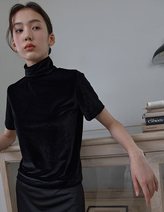 [38컴온커먼] 벨벳 글로우 하프 터틀넥 (블랙)