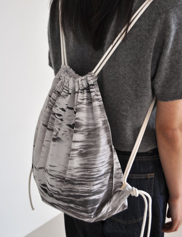 [리즘] 그레이 스케일 스트링 백 (Gray)